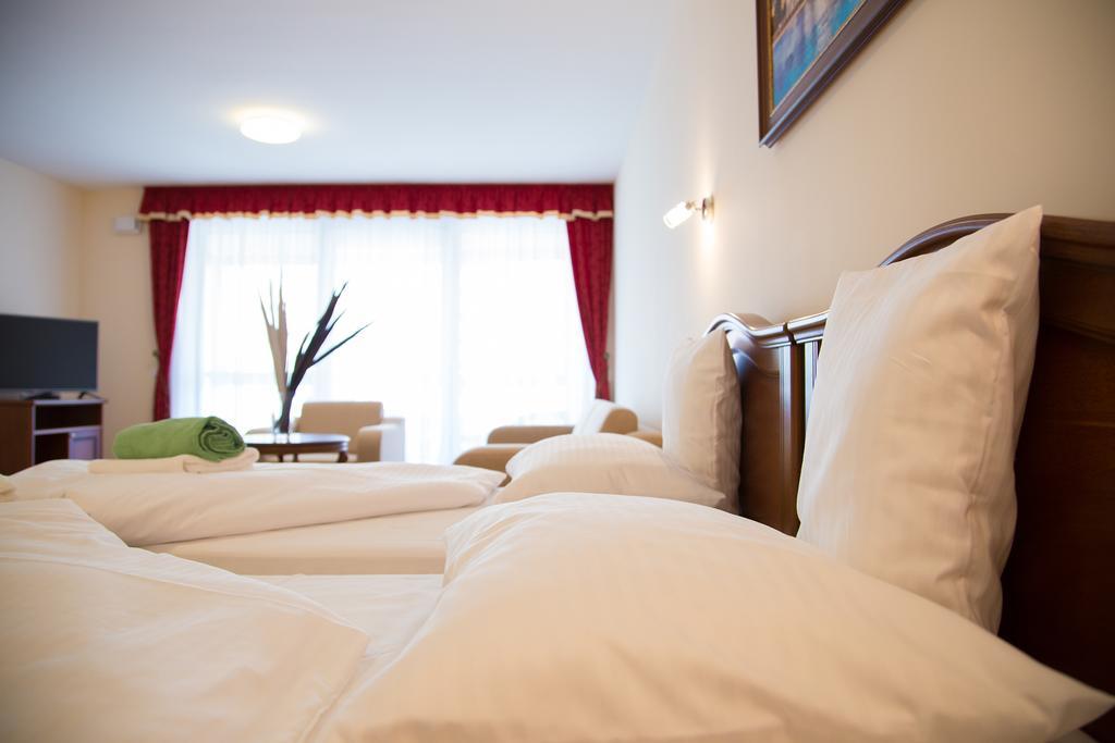 Luxury Hotel Siófok Værelse billede